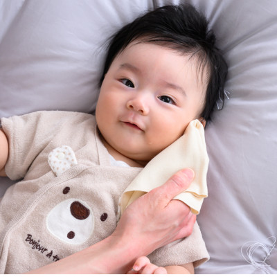 和晒ダブルガーゼを2枚重ねた4重ガーゼ仕様　シンプルハンカチとレース付ハンカチクリーム(2枚セット)