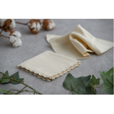 和晒ダブルガーゼを2枚重ねた4重ガーゼ仕様　シンプルハンカチとレース付ハンカチクリーム(2枚セット)