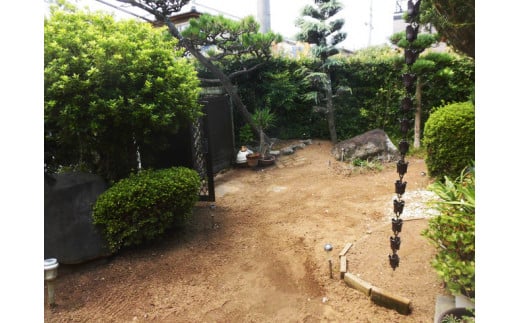 住宅の除草作業