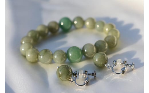 【限定】翡翠のブレスレットとピアス（イヤリング）の２色セット　アクセサリー　ブレスレット　ピアス　イヤリング　パワーストーン※着日指定不可