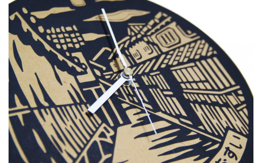 江戸情緒あふれる伝統的な町家が約500軒現存する、橿原市今井町のデザインマンホールをあしらった木製掛け時計、フタオクロック