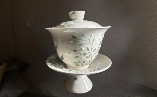 【ANA限定】磁器製の盛絵を施した中国茶器 白い花 蓋碗 ※離島への配送不可