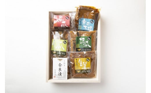 奈良漬 木箱詰［大］Z-09（瓜1本、西瓜(小)、守口大根(小)、胡瓜(小)、生姜）※1種類ずつ真空パックにしてお届け