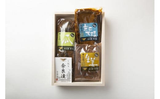 奈良漬 木箱詰［小］Z-03（瓜1本、守口大根(小)、生姜）※1種類ずつ真空パックにしてお届け