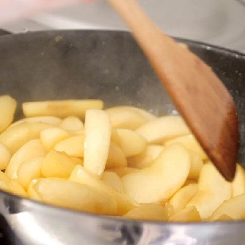 サクサク生地と発酵バターの香りが広がる アップルパイ(ホール23cm) [2231]