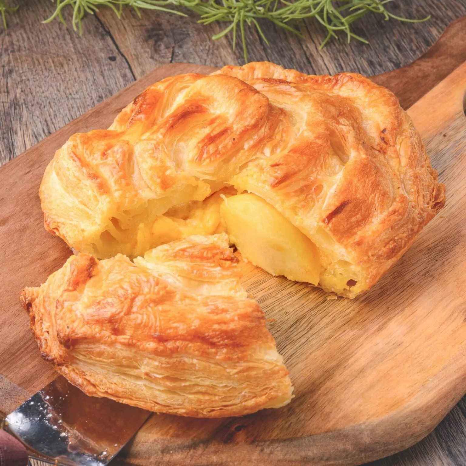 サクサク生地と発酵バターの香りが広がる アップルパイ(ホール23cm) [2231]