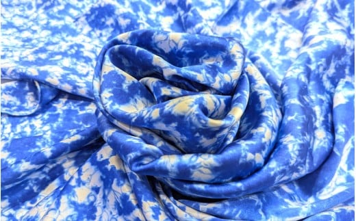 墨流し染 シルク スカーフ (青) ／ 染美堂 一点物 絹 現代風 アート サテン織 贈り物 上品 奈良県 葛城市 【snbd016】