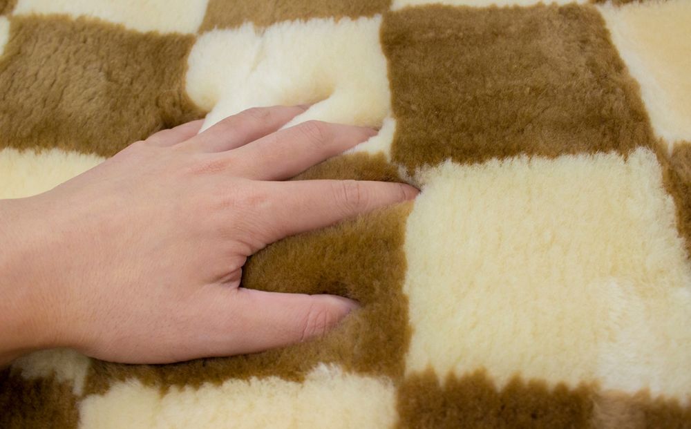 奈良 (株)マスダ製 ムートン座布団 4枚組 チェック柄 ブラウ