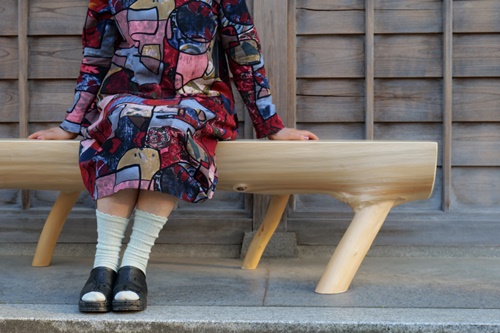 100年ヒノキのベンチ／枝をそのまま使用した磨き丸太ベン