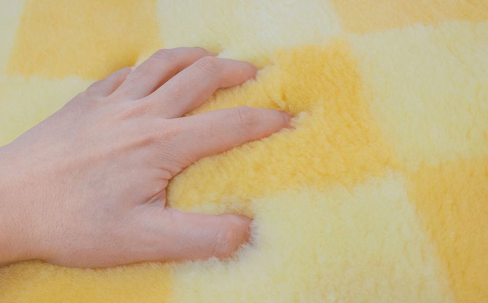 奈良 (株)マスダ製 ムートン座布団 チェック柄 イエロー 40cm