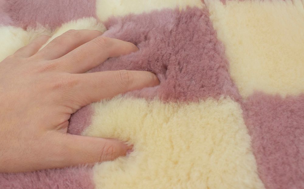 奈良 (株)マスダ製 ムートン座布団 2枚組 チェック柄 ピンク