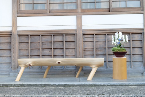 100年ヒノキのベンチ／枝をそのまま使用した磨き丸太ベン