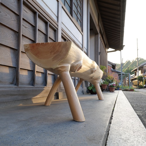 100年ヒノキのベンチ／枝をそのまま使用した磨き丸太ベン