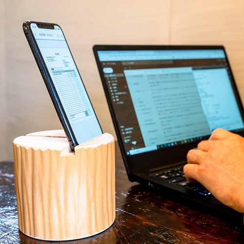 	森の丸太スタンド　「SHIBORI」　スマホ・タブレットスタン