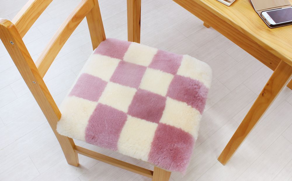 奈良 (株)マスダ製 ムートン座布団 チェック柄 ピンク 40cm×4