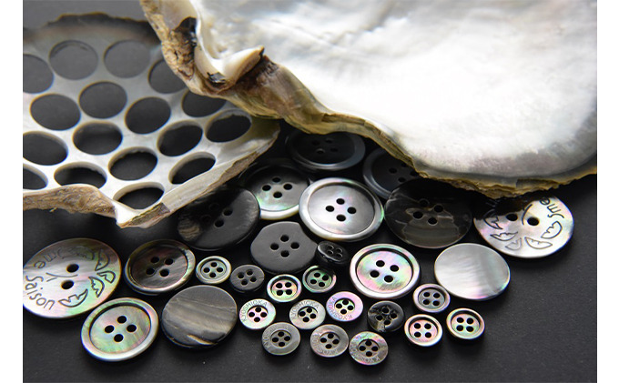 【生地：ブロードクロス 120番 双糸】オーダーワイシャツ-「オリジナルネーム入り」川西町産貝ボタン使用-黒蝶貝