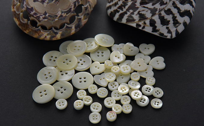 【生地：ロイヤルオックス】オーダーワイシャツ-川西町産貝ボタン使用-高瀬貝