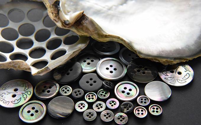 【生地：ロイヤルオックス】オーダーワイシャツ-川西町産貝ボタン使用-黒蝶貝