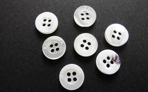 【生地：ノーアイロン】オーダーワイシャツ-「オリジナルネーム入り」川西町産貝ボタン使用-高瀬貝