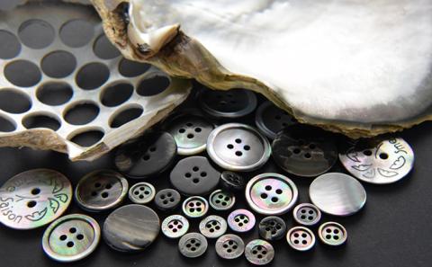 【生地：ノーアイロン】オーダーワイシャツ-「オリジナルネーム入り」川西町産貝ボタン使用-黒蝶貝