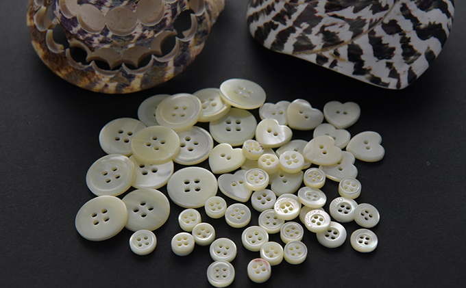 【生地：ノーアイロン】オーダーワイシャツ-川西町産貝ボタン使用-　高瀬貝　ドットver.