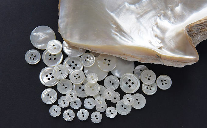 【生地：ノーアイロン】オーダーワイシャツ-川西町産貝ボタン使用-　白蝶貝　ドットver.