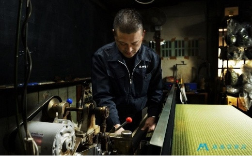 織田畳店 藤巻百貨店別注 雛（Hiina） 本い草 ウォレットバッグ 市松 （い草×深藍） ／ 織田畳店 天然芯染めい草 本革 たたみ小物 奈良県 田原本町