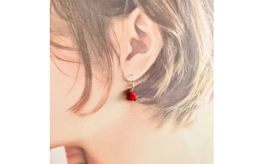 レッドコーラル・赤珊瑚 フックピアス (Silver925 18KGP仕上げ) ／ Maco アクセサリー シルバー ヘアライン加工 プレゼント 奈良県 田原本町