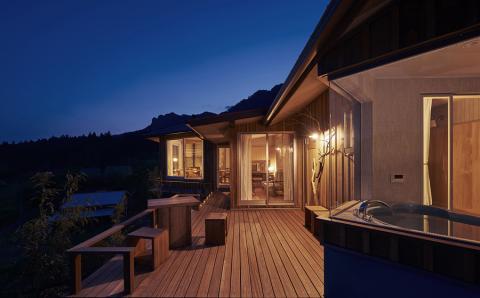 森のオーベルジュ 星咲～きらら～　１泊２食ペア宿泊券（J.S.A.ソムリエエクセレンスによるワインペアリング）