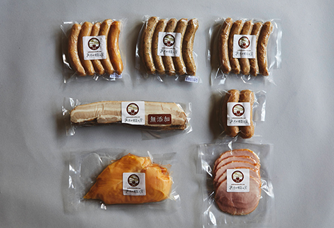 桜チップで燻したソーセージ、スモークチキン、ベーコン、ハムの詰め合わせ7点セット