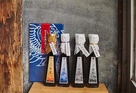 天然醸造の＜キトラ醤油４種セット　卵かけ/刺し身/肉料理/冷奴専用（手ぬぐい入り）＞