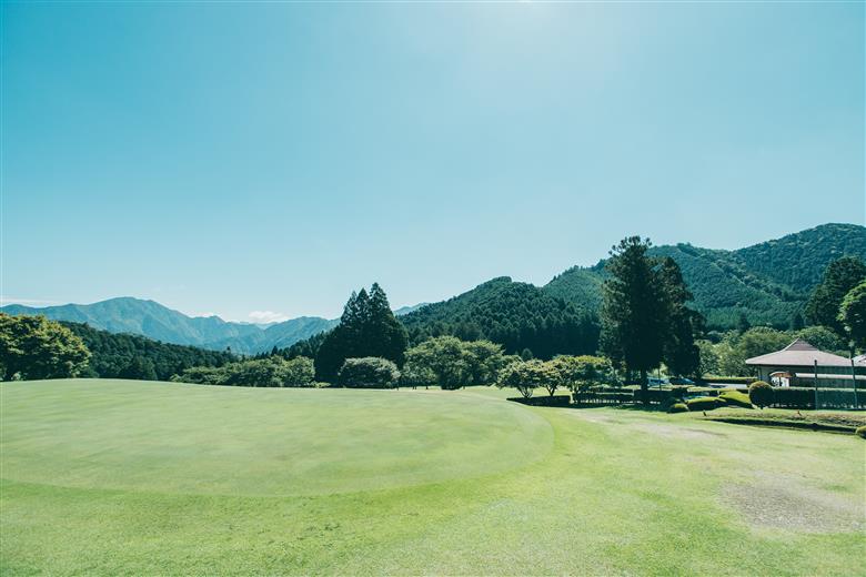 奈良 ゴルフ 平日ペア利用券 池の平ゴルフ場 下北山村 大自然 旅行 施設利用券 利用券 トラベル スポーツ チケット