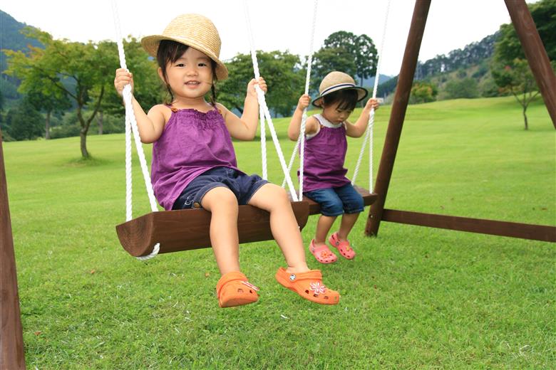 木製 ブランコ 2人用 防腐処理済 国産材 環境配慮 外遊び 屋外 アスレチック 遊具 公園 【色：カーキ】