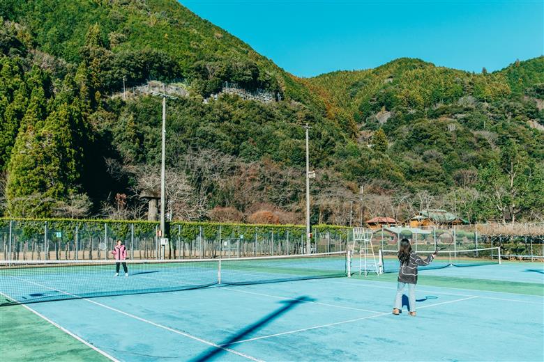 奈良 下北山村 テニスコートハードコート 1時間利用券 下北山スポーツ公園 ラケット・ボール貸出付 手ぶらでOK 温泉 大自然 キャンプ