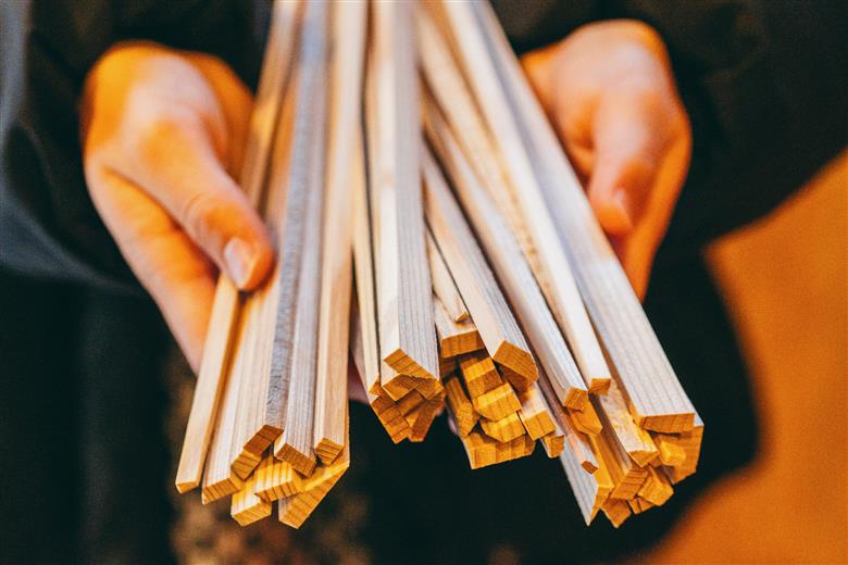 焚き付け薪セット 杉21~24cm 約5kg 奈良県産材 乾燥材 カンナくず付き 薪ストーブ アウトドア キャンプ 焚き火用 便利