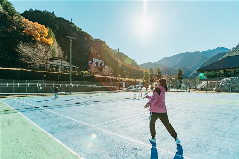 奈良 下北山村 テニスコートハードコート 1時間利用券 下北山スポーツ公園 ラケット・ボール貸出付 手ぶらでOK 温泉 大自然 キャンプ
