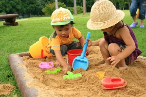 木製 砂場枠【大】150cm×100cm 防腐処理済 国産材 環境配慮 外遊び 屋外 アスレチック 遊具 公園 【色：無塗装、カーキ、ブラウンから選択】