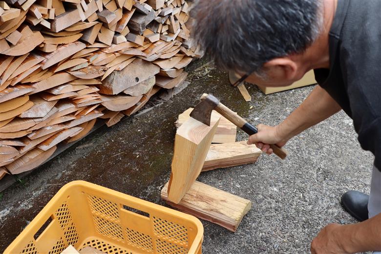 吉野杉のふぞろい薪 約20kg 奈良県産材 乾燥材 薪ストーブ アウトドア キャンプ 焚き火 便利