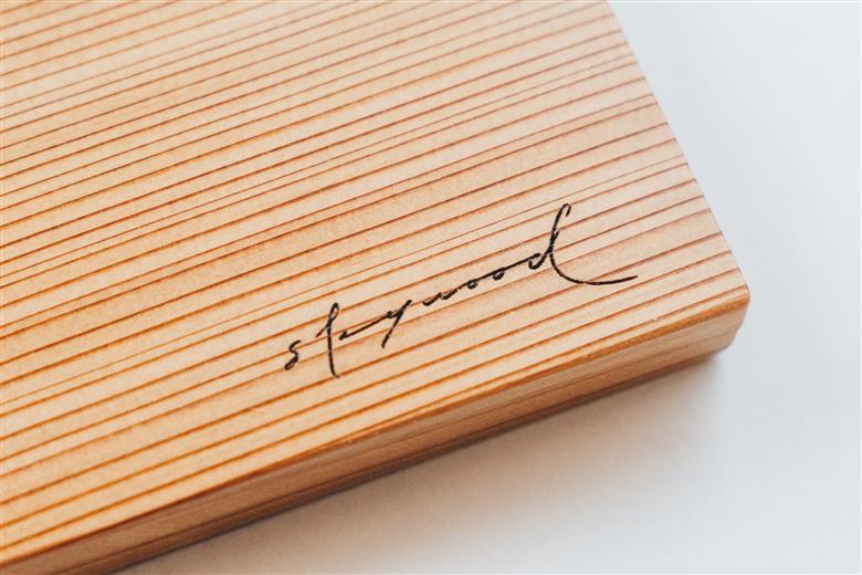 杉 一枚板 まな板【柾目・追柾目】Mサイズ 32cm 天然木 赤身 軽い 国産 奥吉野杉 スギ カッティングボード プレート テーブルウェア キッチン 台所 家事 料理