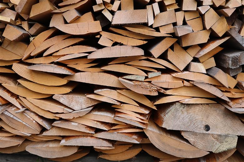 吉野杉のふぞろい薪 約20kg 奈良県産材 乾燥材 薪ストーブ アウトドア キャンプ 焚き火 便利