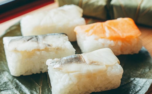 上北山村×下北山村 観光応援 共通返礼品 B 柿の葉寿司・4種16個入/杉のまな板小30cm×18cm | さば さけ あじ たい えび  お寿司 柿の葉ずし 寿司 鯖 鮭 鯵 鯛 海老 お土産 奈良県 上北山村 杉 まな板 無垢一枚板