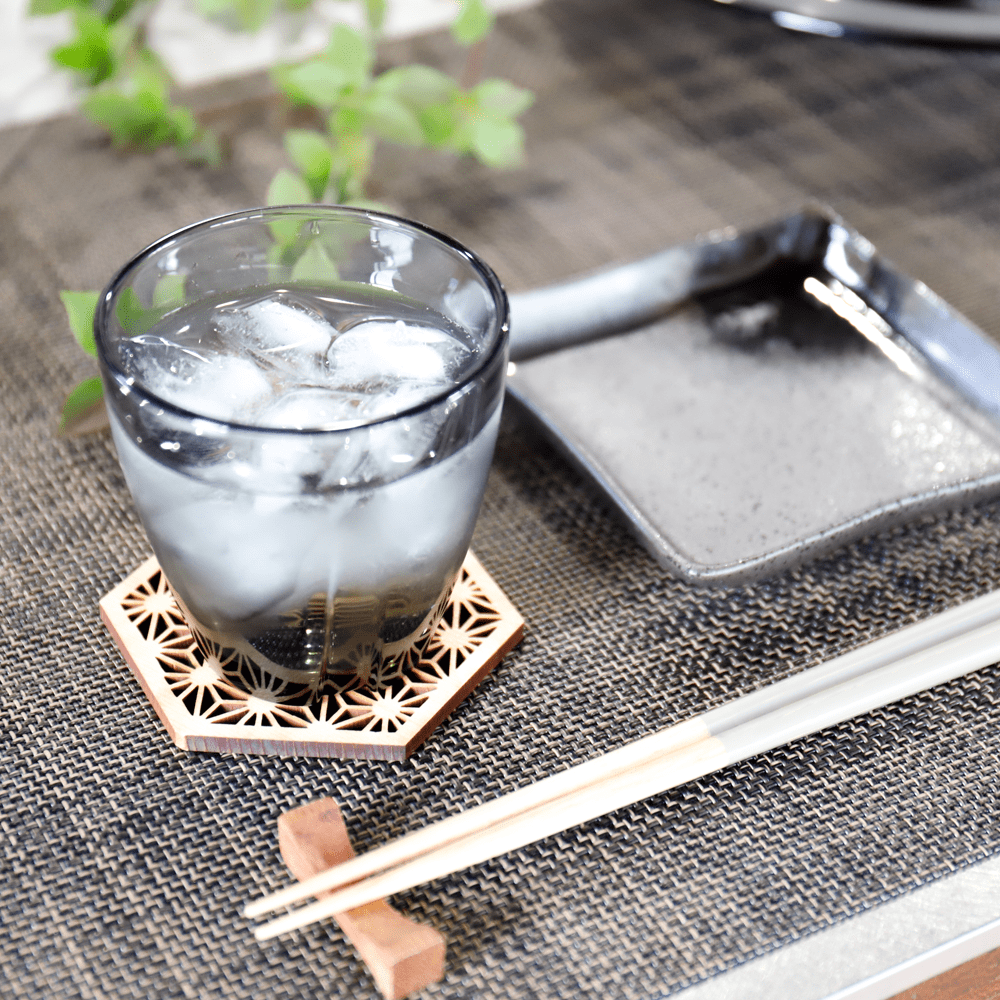 M238　紀州材ひのきの和柄コースター　六角麻の葉　くりぬきあり