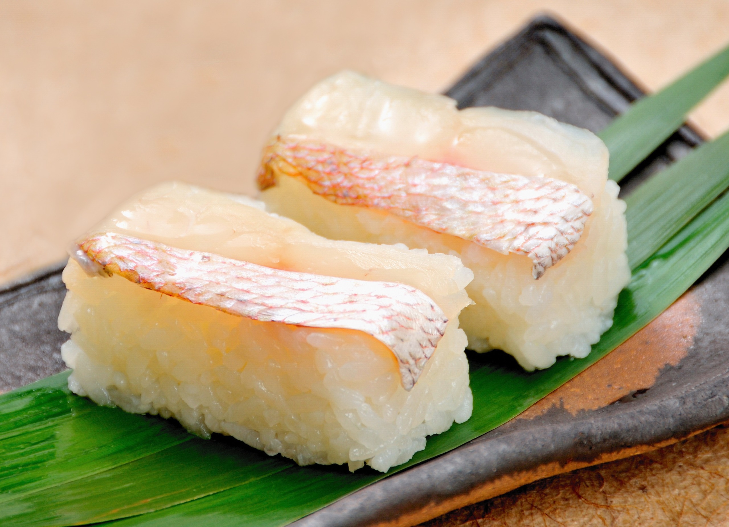 M320　紀州あせ葉寿司２１個入（鯖・鯛・鮭）