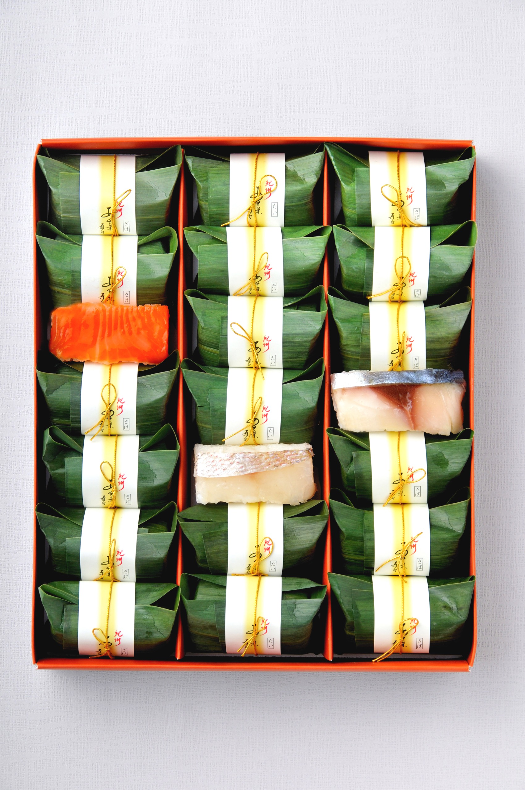 M320　紀州あせ葉寿司２１個入（鯖・鯛・鮭）