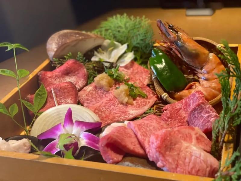 【炭火焼肉 なのはな 】ペアディナーお食事券　割烹コース（お一人様11,000円（税サ込））＜2名様分＞（ぐるなびセレクション）