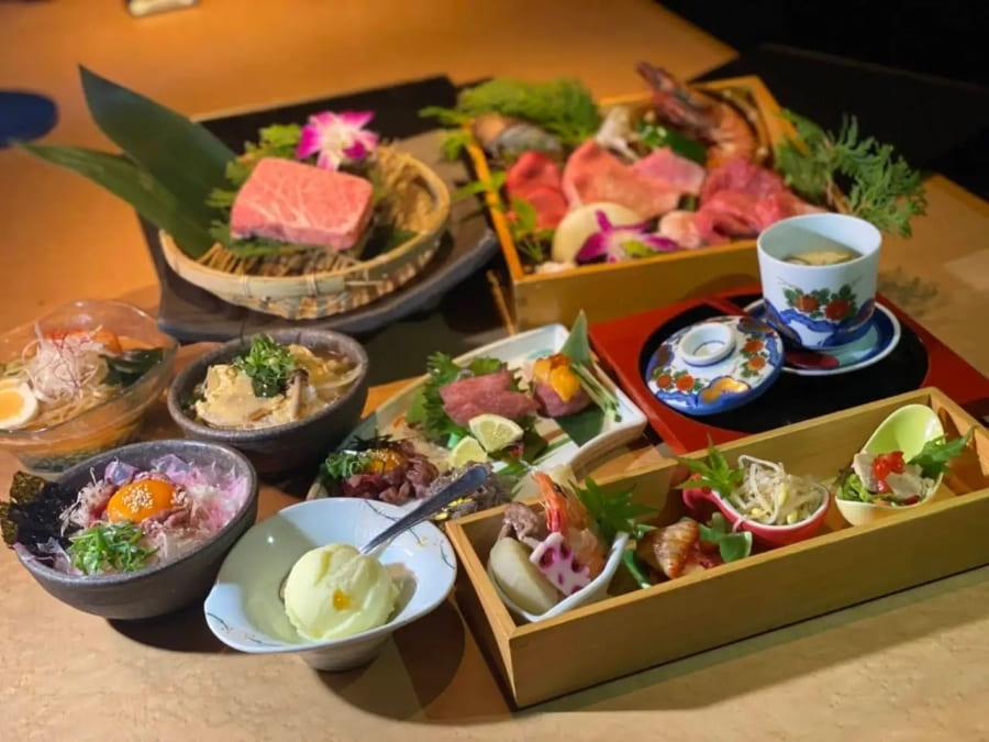 【炭火焼肉 なのはな 】ペアディナーお食事券　割烹コース（お一人様11,000円（税サ込））＜2名様分＞（ぐるなびセレクション）