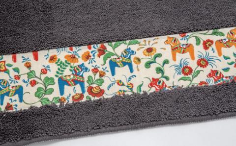 北欧の「幸せを運ぶ馬」ダーラヘスト柄のキッチンマット　グレー　縦５０cm×横２７０cm