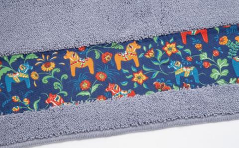 北欧の「幸せを運ぶ馬」ダーラヘスト柄のキッチンマット　ライトグレー　縦５０cm×横２４０cm