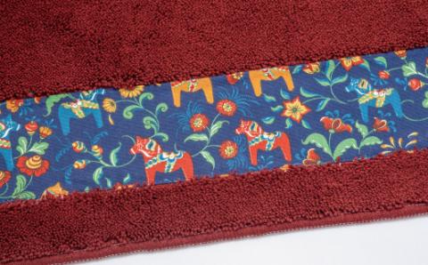 北欧の「幸せを運ぶ馬」ダーラヘスト柄のキッチンマット　ワインレッド　縦５０cm×横２４０cm