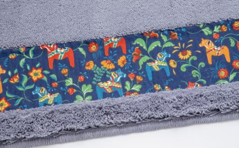 北欧の「幸せを運ぶ馬」ダーラヘスト柄の玄関マット　ライトグレー　縦５０cm×横８０cm